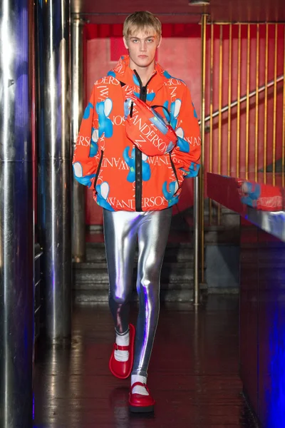 Look 16